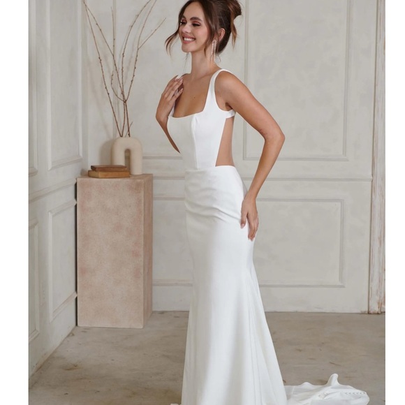 Chic Ivory Bridal Gown with Button Detail - Picture 2 of 12